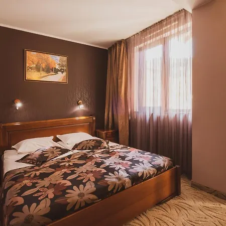 Хотел Том И Нези Класик Hotel 3*