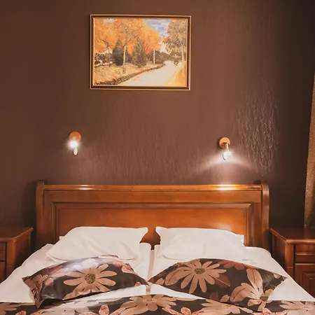 Хотел Том И Нези Класик Hotel 3*