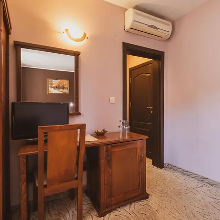 Хотел Том И Нези Класик Hotel
