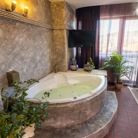 Хотел Том И Нези Класик Hotel 3*